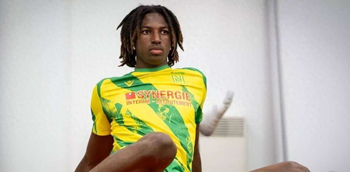 17岁法甲天才中卫横空出世!巴萨钟情他遭围剿,6大豪强展开疯抢